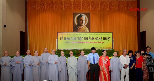 Chụp hình lưu niệm cùng các tác giả đạt giải