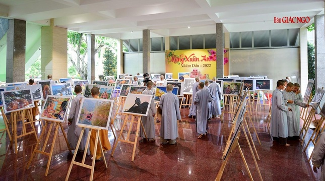 Chư Ni tham quan triển lãm