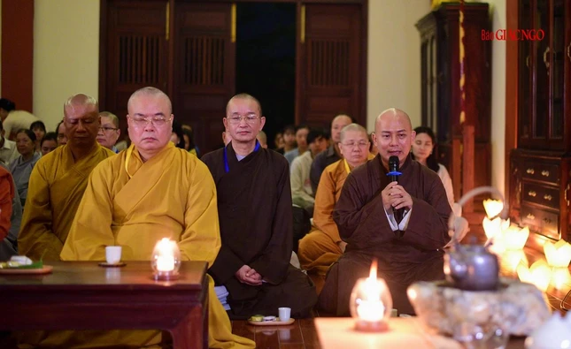 Thượng tọa Thích Đồng Ngộ giới thiệu mục đích của đêm trà thiền