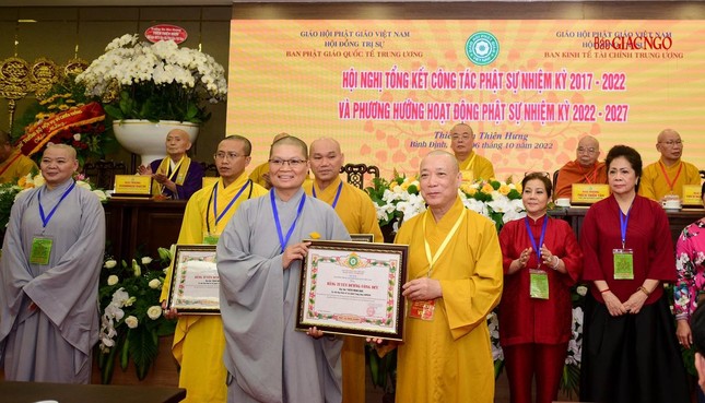 Hòa thượng Thích Bảo Nghiêm tặng Bằng tuyên dương công đức đến thành viên Ban Kinh tế - Tài chính Trung ương