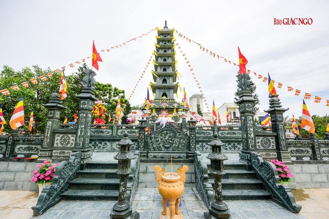 Bảo tháp Hòa thượng Thích Viên Giác tại Long Hoa cổ tự