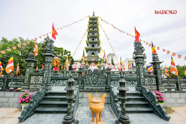 Bảo tháp Hòa thượng Thích Viên Giác tại Long Hoa cổ tự