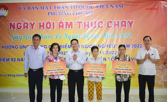 Trao tặng kinh phí sửa nhà đến bà con nghèo