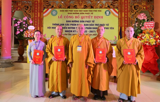 Trao quyết định chuẩn y nhân sự đến các thành viên