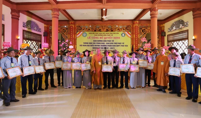 Tặng Bằng tuyên dương công đức đến huynh trưởng có thành tích xuất sắc trong công tác Phật sự