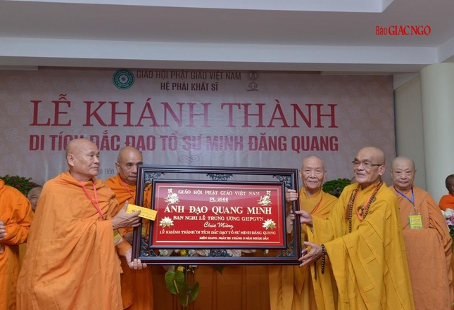 Ban Nghi lễ Trung ương GHPGVN tặng khánh chúc mừng Ban Quản lý Di tích đắc đạo Tổ sư Minh Đăng Quang vừa được quyết định thành lập
