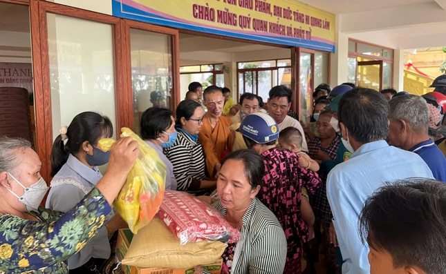 Hơn 320 phần quà được trao đến bà con khó khăn