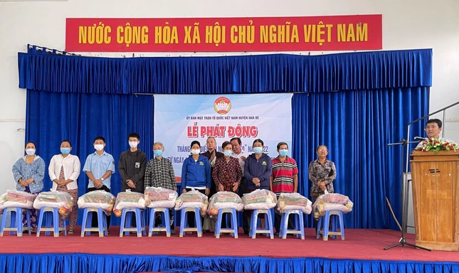 Tặng quà tại xã Nhơn Đức, huyện Nhà Bè