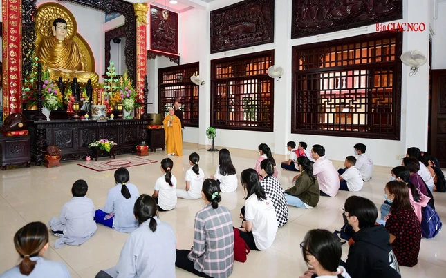 Thượng tọa Thích Phước Tiến giảng sơ lược về ý nghĩa quy y Tam bảo