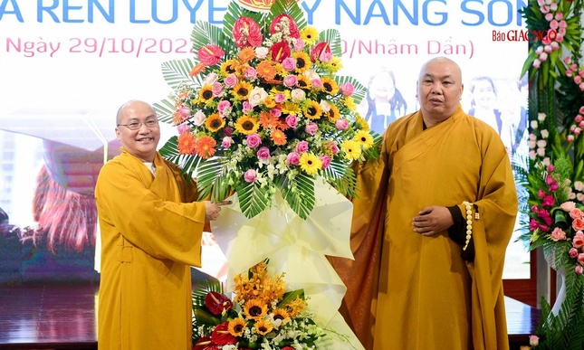 Lẵng hoa chúc mừng của Ban Trị sự Phật giáo huyện Bình Chánh