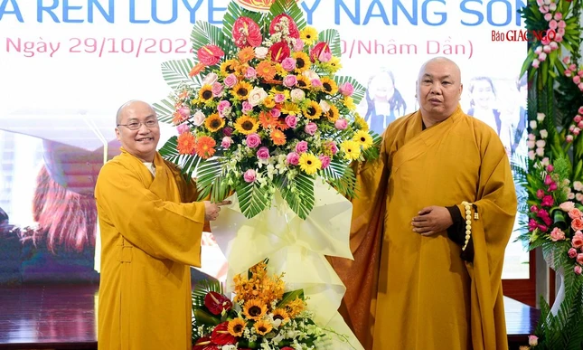 Lẵng hoa chúc mừng của Ban Trị sự Phật giáo huyện Bình Chánh