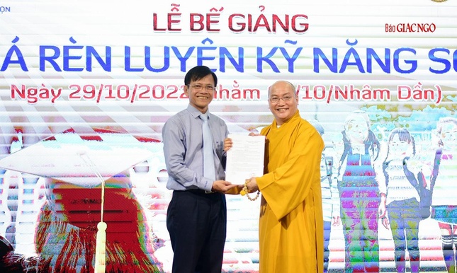 Phó Giáo sư - Tiến sĩ Đinh Phương Duy trao quyết định công nhận chương trình “Đào tạo kỹ năng sống” của Hội Khoa học - Tâm lý Giáo dục TP.HCM đến Thượng tọa Thích Phước Tiến