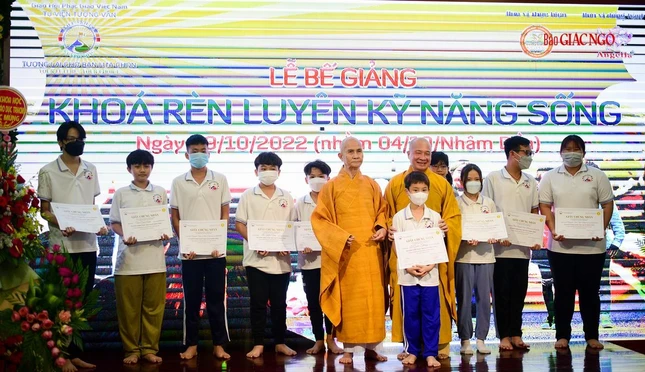 Các học viên nhận giấy chứng nhận hoàn thành khóa rèn luyện