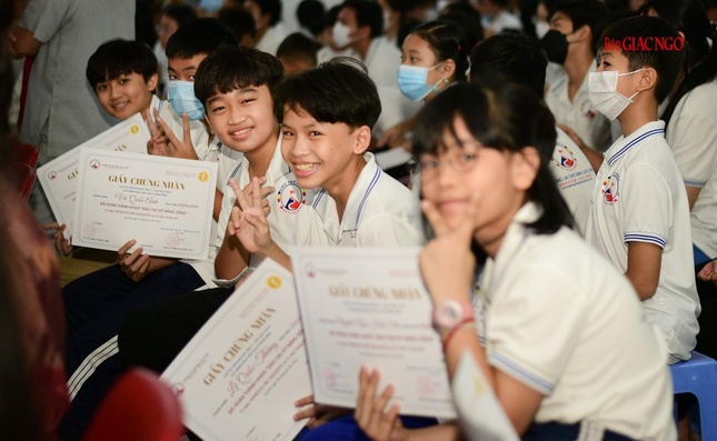 Các bạn nhỏ vui tươi bên giấy chứng nhận của mình