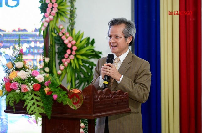 Phó Giáo sư - Tiến sĩ Trần Hữu Đức, Giám đốc Trung tâm Đào tạo, huấn luyện, tư vấn kỹ năng sống Better Living báo cáo tổng kết khóa “Rèn luyện kỹ năng sống”