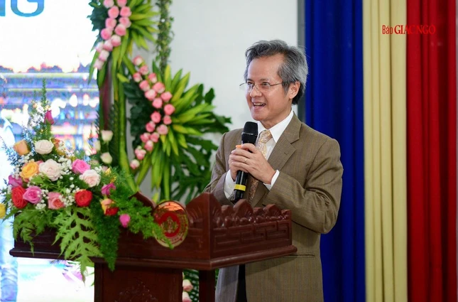 Phó Giáo sư - Tiến sĩ Trần Hữu Đức, Giám đốc Trung tâm Đào tạo, huấn luyện, tư vấn kỹ năng sống Better Living báo cáo tổng kết khóa “Rèn luyện kỹ năng sống”