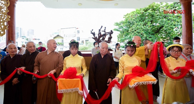 Cắt băng khai mạc