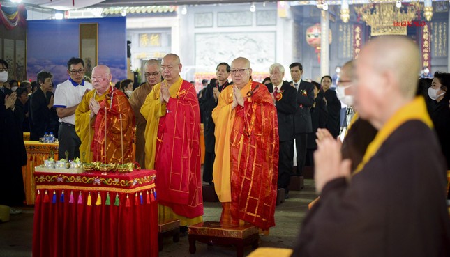 Chư tôn đức cử hành nghi lễ truyền thống của Phật giáo người Hoa