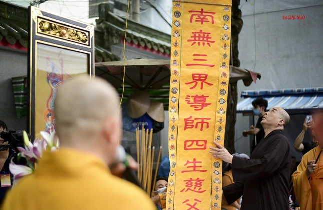 Dựng phướn thỉnh linh