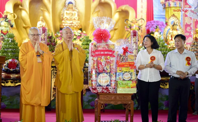 Chính quyền quận 5 chúc mừng