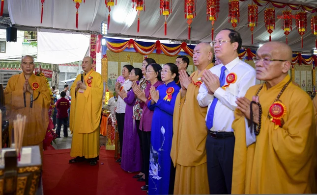 Thượng tọa Thích Truyền Cường cử hành nghi thức cầu siêu