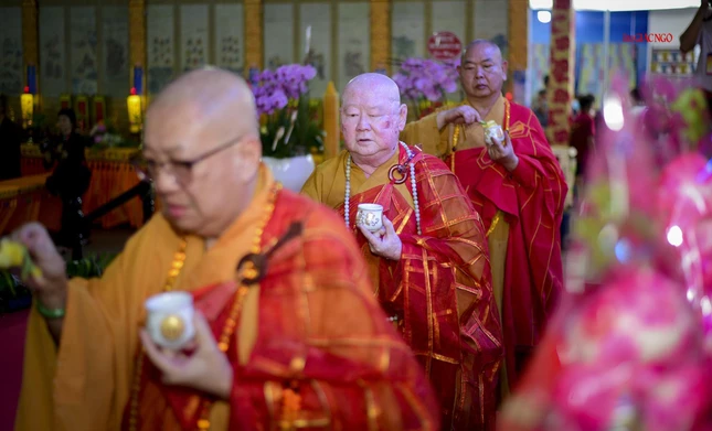Chư tôn đức sái tịnh xung quanh đàn tràng
