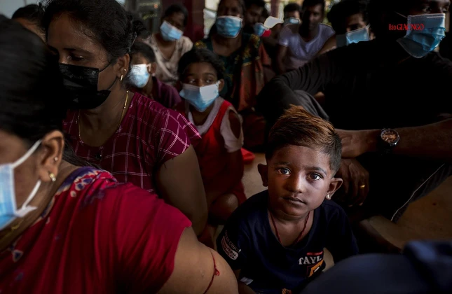 Một em bé người Sri Lanka trong đoàn gặp nạn được các lực lượng biển Việt Nam cứu hộ, tạm thời được chăm sóc ở Bộ Chỉ huy bộ đội biên phòng tỉnh Bà Rịa - Vũng Tàu Một em bé người Sri Lanka trong đoàn gặp nạn được các lực lượng biển Việt Nam cứu hộ, tạm thời được chăm sóc ở Bộ Chỉ huy bộ đội biên phòng tỉnh Bà Rịa - Vũng Tàu