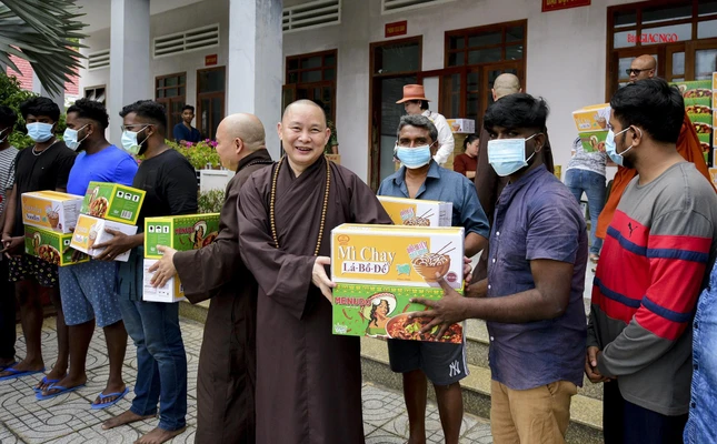Thượng tọa Thích Giác Hiệp, Phó Trưởng ban Phật giáo Quốc tế Trung ương tặng quà đến người dân Sri Lanka Thượng tọa Thích Giác Hiệp, Phó Trưởng ban Phật giáo Quốc tế Trung ương tặng quà đến người dân Sri Lanka