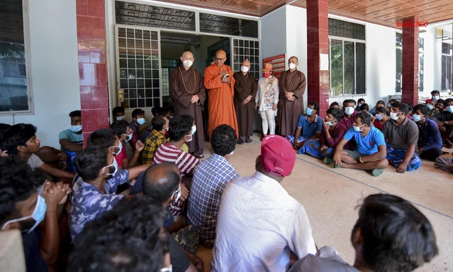 Động viên tinh thần người dân Sri Lanka gặp nạn Động viên tinh thần người dân Sri Lanka gặp nạn