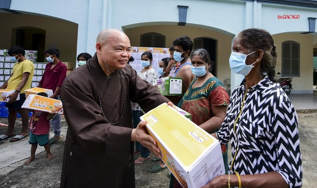 Thượng tọa Thích Thanh Phong trao quà đến 1 trong 25 người phụ nữ Sri Lanka đang lưu trú tại Bộ Chỉ huy bộ đội biên phòng tỉnh Bà Rịa - Vũng Tàu Thượng tọa Thích Thanh Phong trao quà đến 1 trong 25 người phụ nữ Sri Lanka đang lưu trú tại Bộ Chỉ huy bộ đội biên phòng tỉnh Bà Rịa - Vũng Tàu