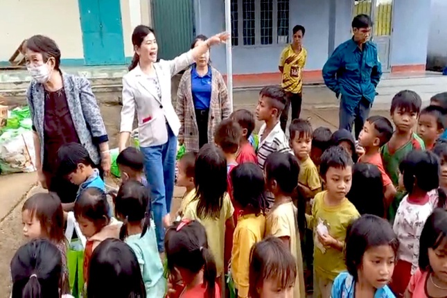 Các em học sinh đồng bào dân tộc huyện Đắk Hà vui mừng nhận quà