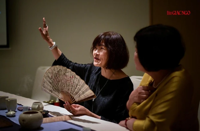 Vương Chí Bình, giảng viên trường Đại học Nghệ thuật Đài Loan, giới thiệu khí chất của người quân tử qua hình tượng mai, lan, cúc, trúc trong phần trình diễn trà tịch Văn nhân