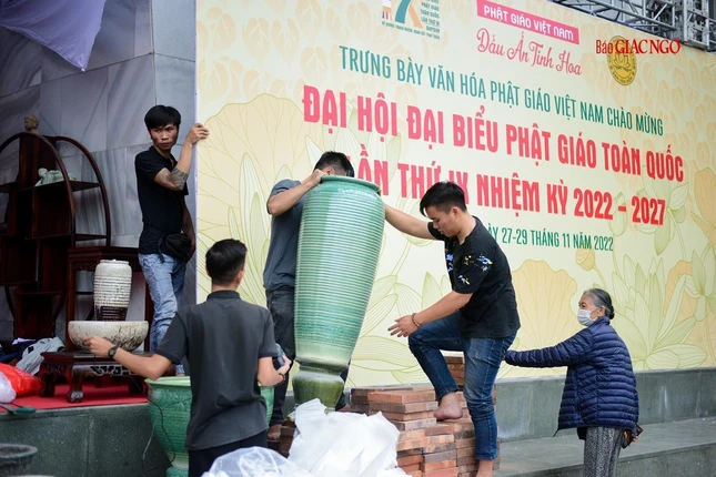 Chuẩn bị các hiện vật trưng bày