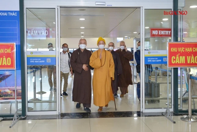 Trưởng lão Hòa thượng Thích Trí Quảng, Quyền Pháp chủ GHPGVN tại sân bay Nội Bài (Hà Nội)