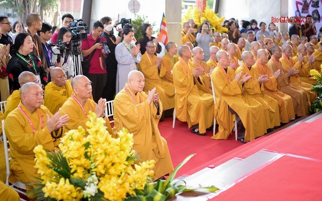 Chư tôn đức tham dự triển lãm