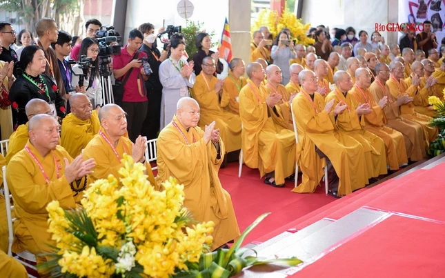 Chư tôn đức tham dự triển lãm