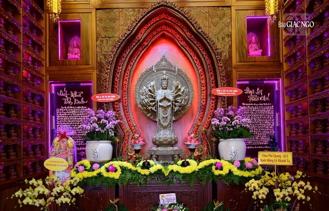 Tôn tượng Bồ-tát thiên thủ thiên nhãn Tôn tượng Bồ-tát thiên thủ thiên nhãn