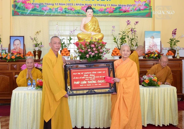 Hòa thượng Thích Thiện Huệ trao món quà chúc mừng của Ban Trị sự Phật giáo tỉnh Long An đến Ni trưởng Thích nữ Ngôn Liên