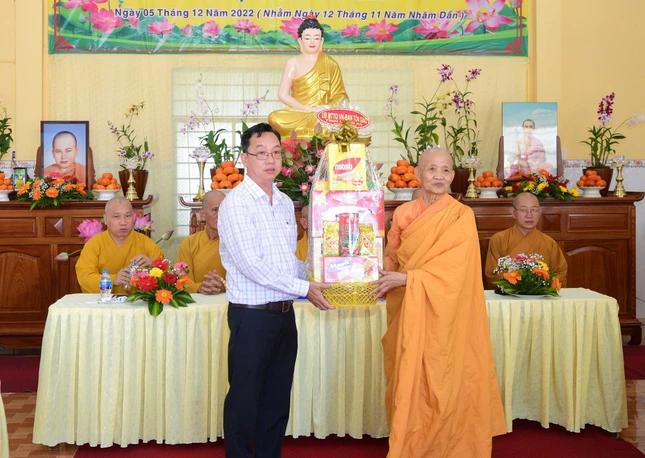 Đại diện chính quyền chúc mừng