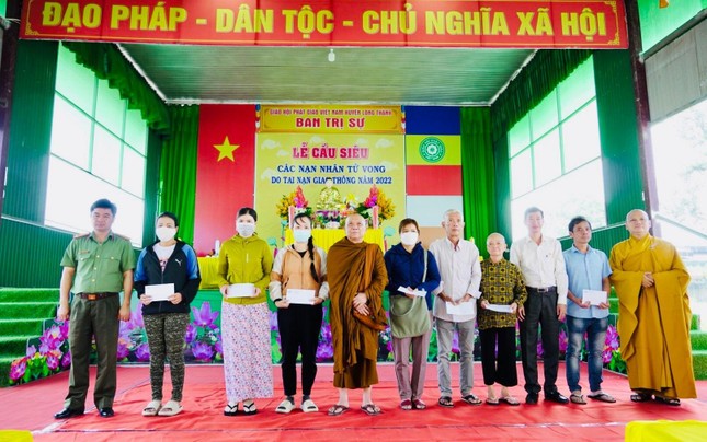 Trao tặng các phần quà đến thân nhân nạn nhân tử vong do tai nạn giao thông