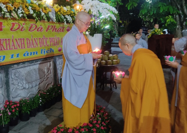 Ni trưởng Thích nữ Như Thảo hướng dẫn chư Ni, Phật tử thắp nến cầu nguyện