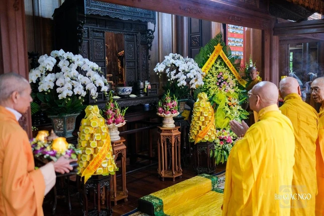 Trưởng lão Hòa thượng Thích Giác Quang, Phó Pháp chủ GHPGVN cùng chư vị Thành viên Hội đồng Chứng minh dâng hương tưởng niệm - Ảnh: Hiếu Trương