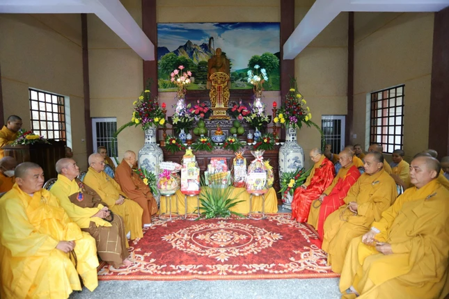 Chư tôn đức, Tăng Ni, Phật tử trên địa bàn tỉnh Phú Yên về tham dự lễ tưởng niệm