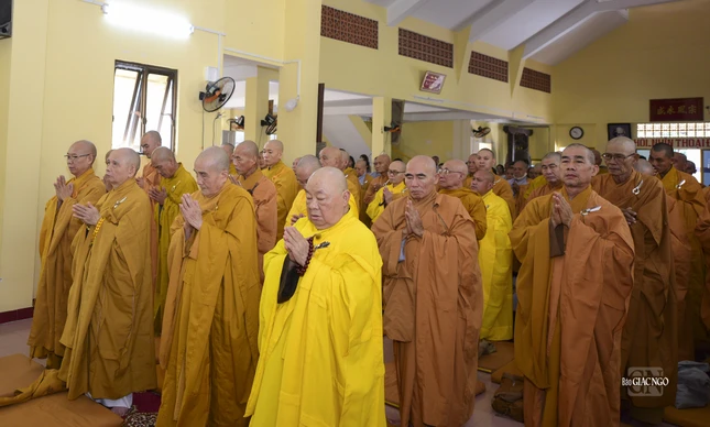 Chư tôn đức dâng hương tưởng niệm