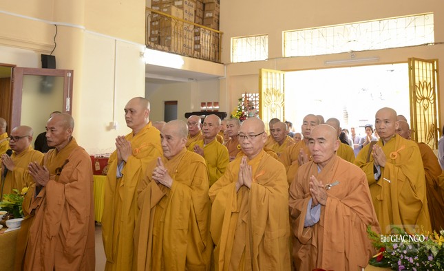 Môn đồ pháp quyến dâng lời tác bạch cúng dường trai Tăng