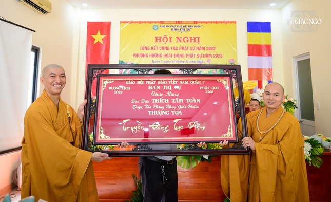 Ban Trị sự tặng khánh vàng chúc mừng