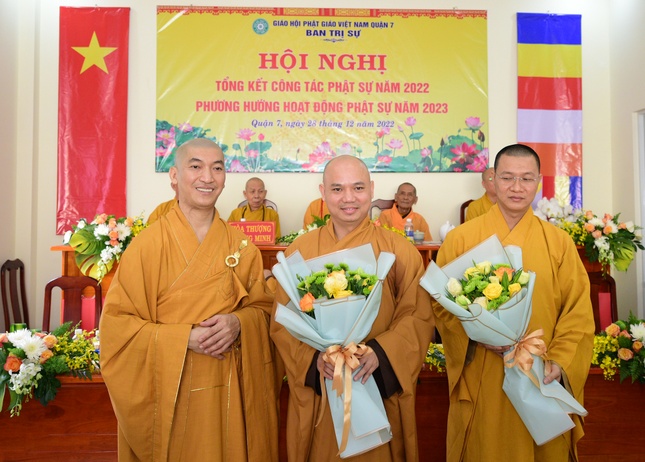 Tặng hoa đến chư tôn đức được suy cử vào Hội đồng Trị sự