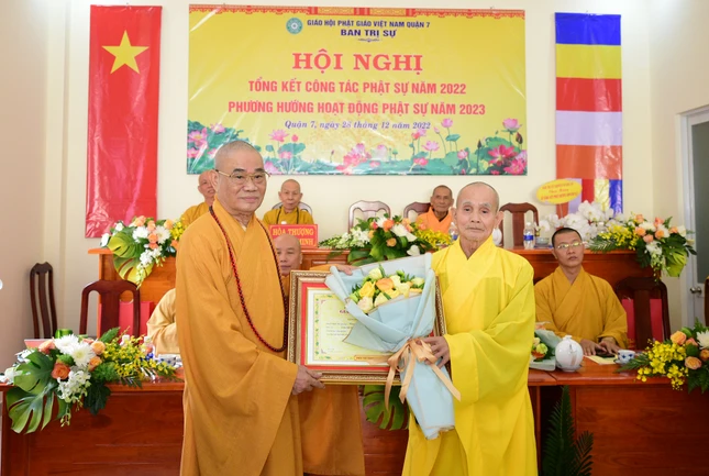 Trao giáo chỉ tấn phong Hòa thượng Trao giáo chỉ tấn phong Hòa thượng