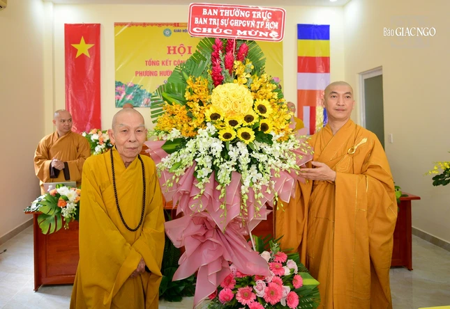 Rất nhiều lẵng hoa của Ban Trị sự Phật giáo TP.HCM, quận 10, huyện Nhà Bè, đại diện chính quyền trao tặng Rất nhiều lẵng hoa của Ban Trị sự Phật giáo TP.HCM, quận 10, huyện Nhà Bè, đại diện chính quyền trao tặng