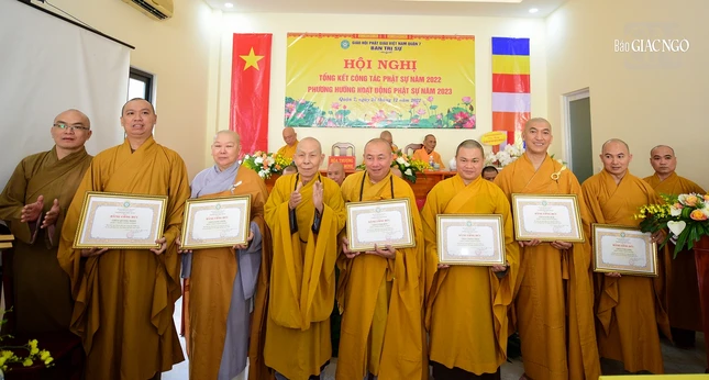 Tặng Bằng công đức đến tập thể Ban Trị sự quận 7 Tặng Bằng công đức đến tập thể Ban Trị sự quận 7